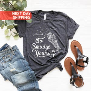 Camiseta "Go Smudge Yourself", camiseta "Smudge Wicca", camiseta para amantes de la salvia, camiseta divertida de brujería, camiseta de bruja, regalos para amantes del yoga, camiseta de meditación, camiseta pagana imagen 4