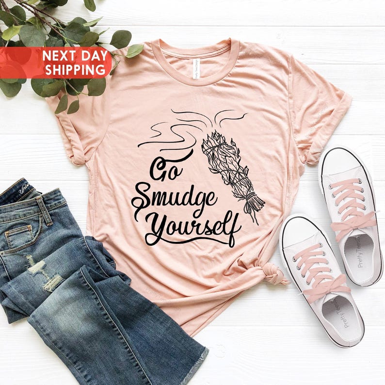 Camiseta "Go Smudge Yourself", camiseta "Smudge Wicca", camiseta para amantes de la salvia, camiseta divertida de brujería, camiseta de bruja, regalos para amantes del yoga, camiseta de meditación, camiseta pagana imagen 1