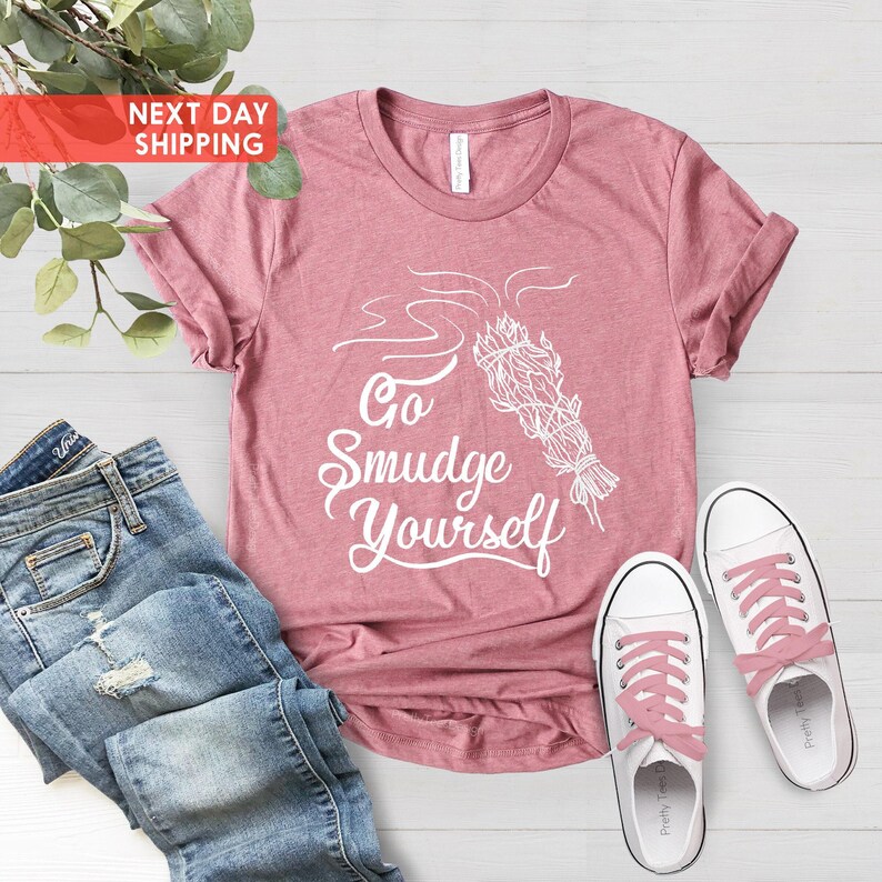 Camiseta "Go Smudge Yourself", camiseta "Smudge Wicca", camiseta para amantes de la salvia, camiseta divertida de brujería, camiseta de bruja, regalos para amantes del yoga, camiseta de meditación, camiseta pagana imagen 2
