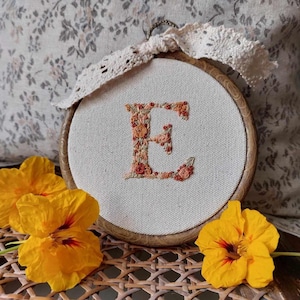 Letra bordada con flores / Regalo para bebé / Carta para bebé / Regalo para recién nacido / Letra inicial / Letra floral / Bastidor de bordado / Regalo de Navidad