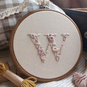 Floral gestickter Buchstabe | Baby Geschenk | Babybuchstabe | Neugeborene Geschenk | Anfangsbuchstabe | Blumenbuchstabe | Stickrahmen | Weihnachtsgeschenk