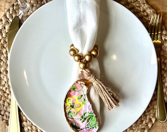 Palm beach table decor idea shell napkin ring. Palm beach wedding table setting tropical aesthetic. Tropical chic gala & dinner party decor