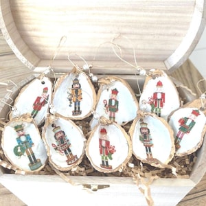 Notenkraker decoupaged schelp kerstornament cadeauset housewarmingcadeau, nieuw huiscadeau, klassiek vintage kerstornament, erfstukcadeau.