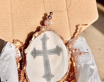 Kruis ornament. Elegant zilveren kruis Oesterschelp kerstornament. Religieus ornament. Strand kerst.