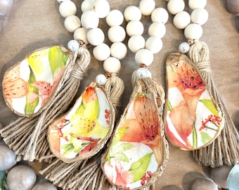 Palm beach table decor shell napkin ring. Palm beach wedding table setting tropical flower. Palm Beach gala dinner party decor or favor idea