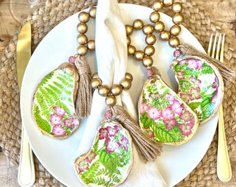 Palm beach table decor idea shell napkin ring. Palm beach wedding table setting tropical aesthetic. Palm Beach gala & dinner party decor