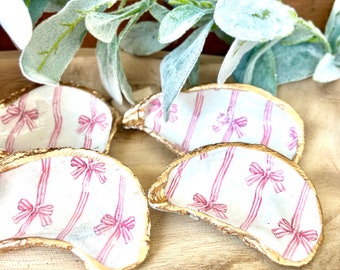 PINK BOWS Baby shower favor coquette shell dish. Oyster ring Dish pink bow girl baby shower favor. Bridal shower favor. Gender reveal favor