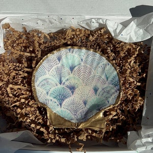 Blue and White Fans Design Shell Dish. Decoupaged Clam Shell Jewelry Dish. Blue’s Periwinkle home decor. Blue & white coastal decor