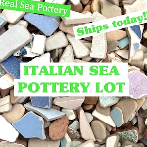 以下が含まれることがあります： カラフルな割れたイタリアの海の陶器の大きなロット。陶器は様々な形とサイズで、一部は青と白の釉薬がかかっています。テキスト「ITALIAN SEA POTTERY LOT」は白い背景に緑色の文字で書かれています。