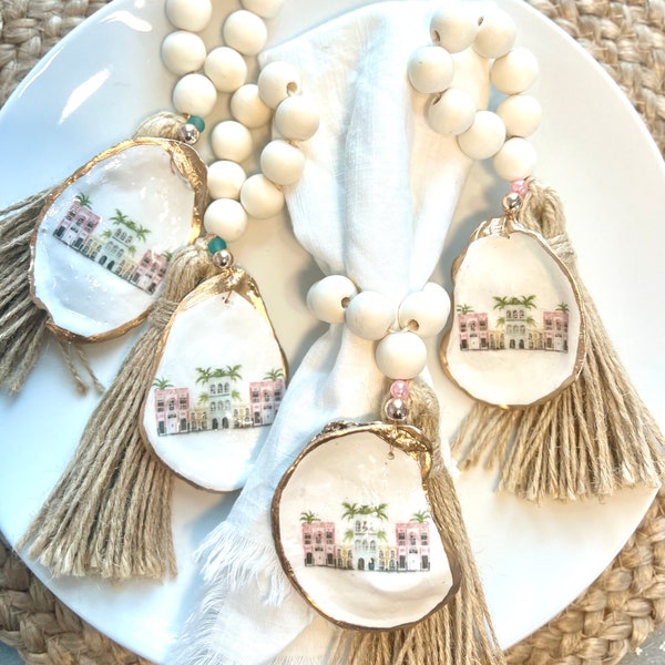 Dekorationsidee für den Hochzeitsempfang in Charleston. Massenrabatt für Hochzeitsgeschenke. Strandserviettenring-Set mit Muschelmuster. Idee für eine gedeckte Hochzeitstafel an der Küste