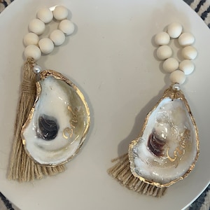 Beachy gilded oyster napkin ring set. Oyster shell napkin ring set. Beach wedding favor. Engagement or bridal party place setting/favor/gift