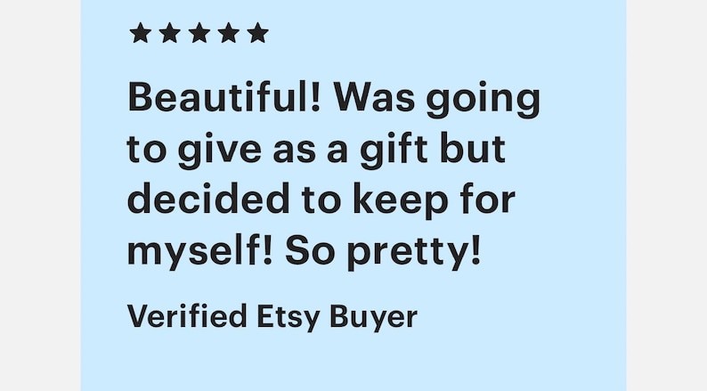 Może przedstawiać: Jasnoniebieskie tło z tekstem, kt&oacute;ry brzmi "Beautiful! Was going to give as a gift but decided to keep for myself! So pretty!" i "Verified Etsy Buyer" z pięcioma gwiazdkami nad tekstem.
