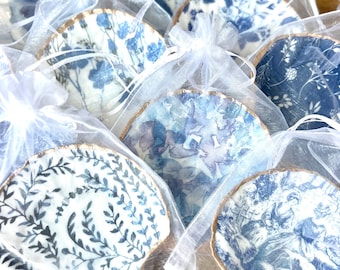 Plato para anillos con concha de vieira azul y blanca, recuerdo de despedida de soltera. Plato de lujo para bodas costeras en la playa, a granel. Plato para anillos con concha estilo CHINOISERIE.