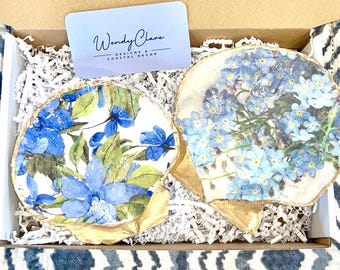 Blaue Floral Jakobsmuschel Schale von zwei Schmuckstück Schmuckstück AirPod Schale set. Strandhaus Deko Idee mit Hortensien. Küsten Hostessen Geschenkidee