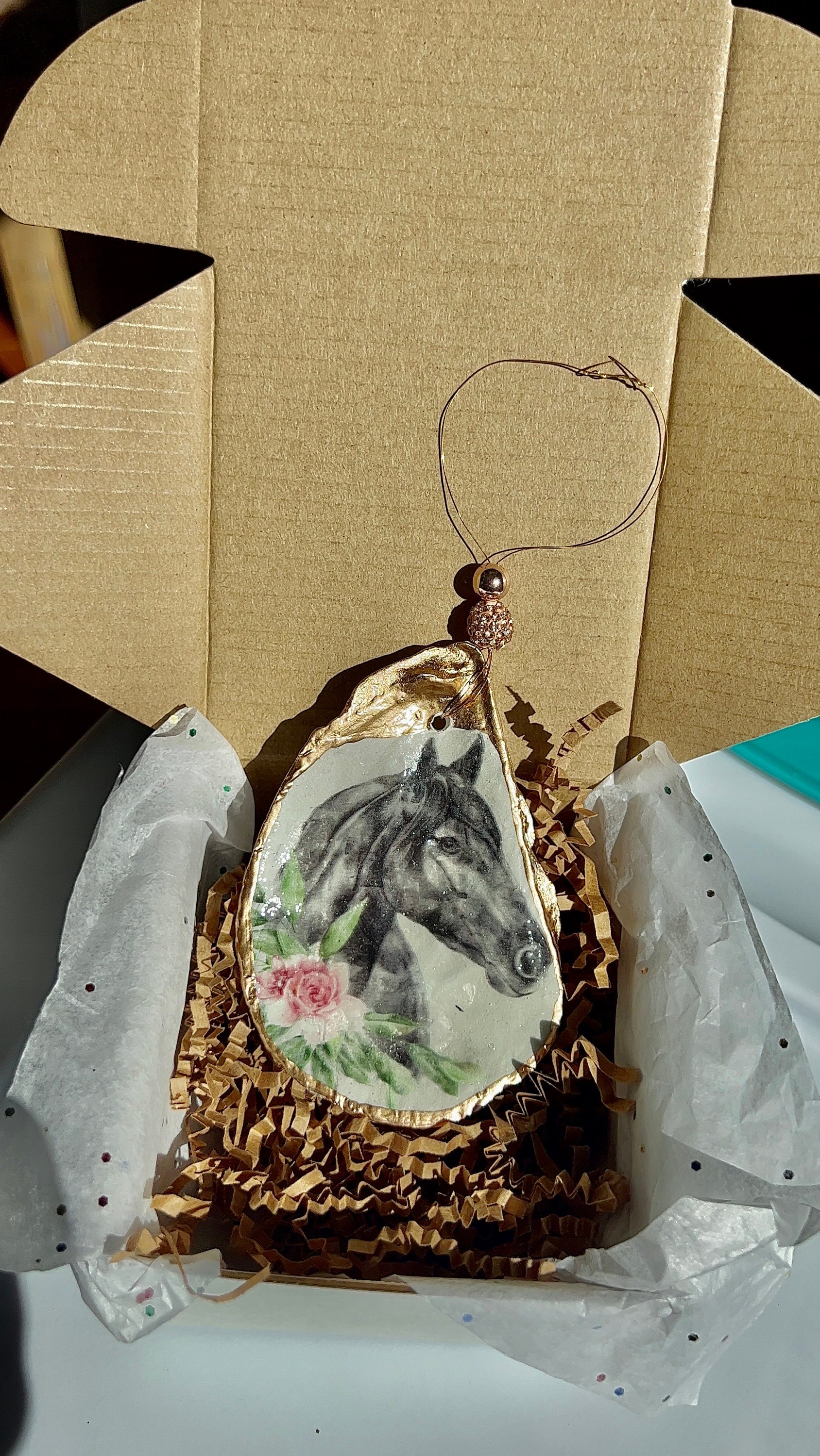 黒い牡馬の馬のオーナメント。美しい黒い馬の牡蠣殻のクリスマス