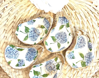 Hortensia azul, plato de conchas para recuerdos de boda en Lowcountry. Plato de conchas para anillos de fiesta en Lowcountry. Idea para bolsa de bienvenida con hortensia azul para boda en la playa sureña.