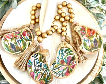 Palm beach table decor idea shell napkin ring. Palm beach wedding table setting tropical aesthetic. Palm Beach gala dinner party decor idea