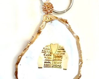 Llavero de Swiftie. Idea de regalo de Swiftie. Llavero con forma de cárdigan con la canción de Swiftie. Idea de regalo de Swiftie para una fiesta. Llavero de regalo de cumpleaños