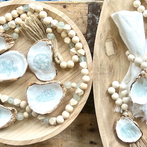 Juego de decoración de servilletero de ostras y centro de mesa con guirnalda de conchas y cristal de mar para cena costera. Idea de decoración para fiesta en la playa con concha de ostra desacoplada