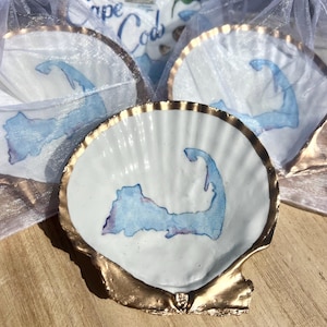 Idée d'accessoires de mariage cape morue en forme de plat découpé en coquillages. Cadeau de mariage sur la plage Cape Cod plat de coquillages Idée de faveur côtière fête Cape Cod