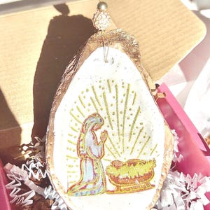 Vergine Maria e Gesù Bambino natività Ornamento idea regalo religiosa. Gesù Bambino decoupaged Oyster Shell Ornamento di Natale idea regalo cristiana