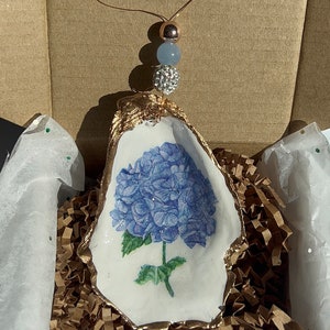 Periwinkle blue Hydrangeas Ornament. Hydrangea Shell Christmas Ornament. Oyster shell Christmas ornament. Cape Cod souvenir. Purple flower