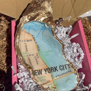 Ornement de coquille d'huître de carte de la ville de New York. Décoration de Noël new-yorkaise. Idée cadeau new-yorkaise. Cadeau de mariage à New York. Idée cadeau Grosse Pomme NY