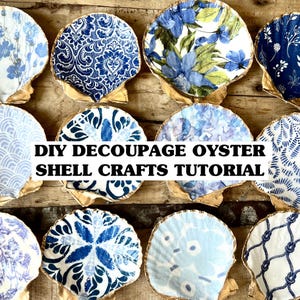 Op de afbeelding: DIY decoupage-tutorial voor oesterschelpen. Een verzameling oesterschelpen versierd met blauw-wit gepatroneerd papier. De schelpen zijn gerangschikt op een houten oppervlak.