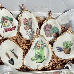 Gardening Christmas Ornament. Garden lover Christmas ornament. Gardening lover present idea. Gardener Christmas gift idea. Plant lover gift
