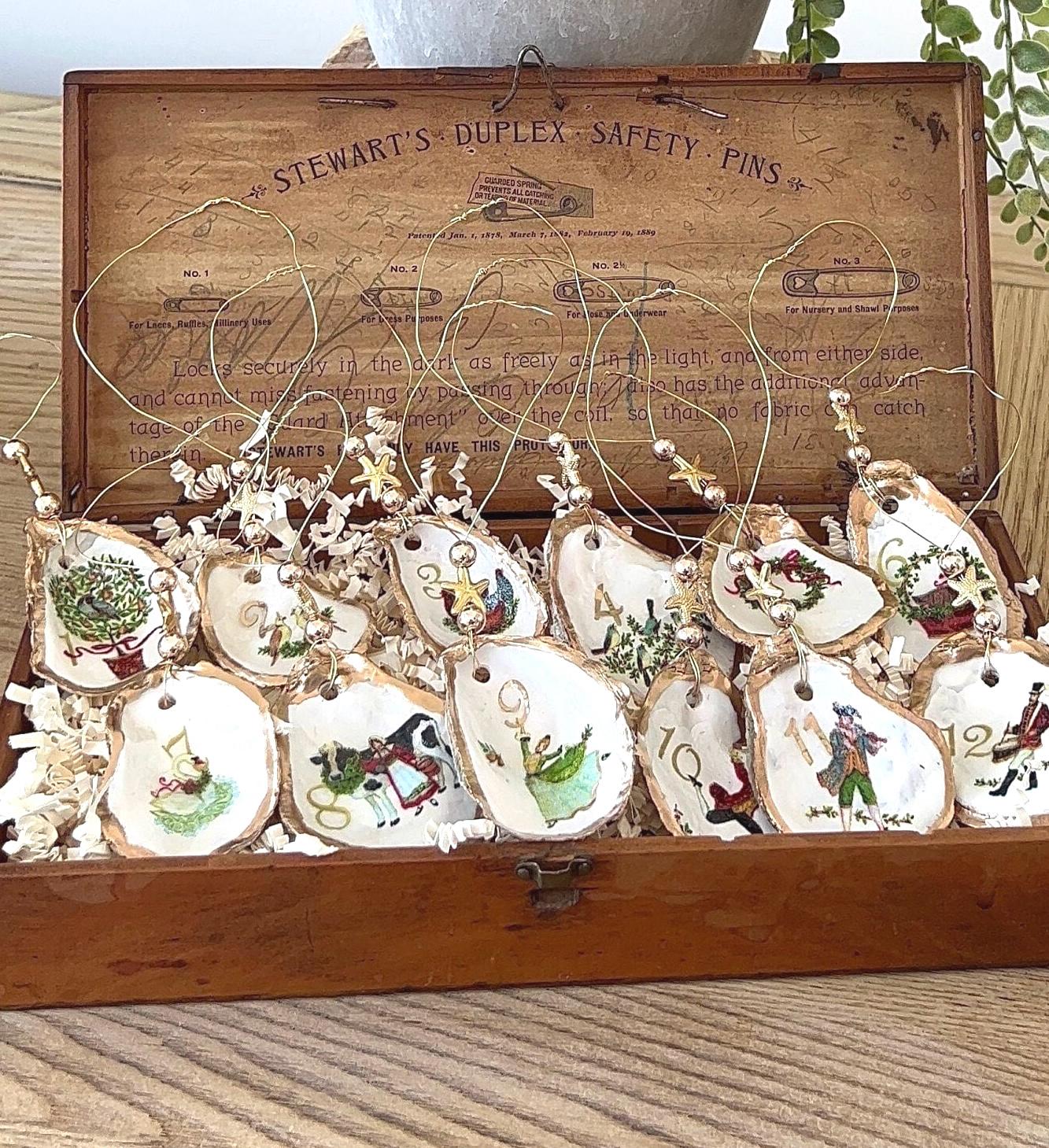 12日間のクリスマス シェルオーナメントセット。クラシックな