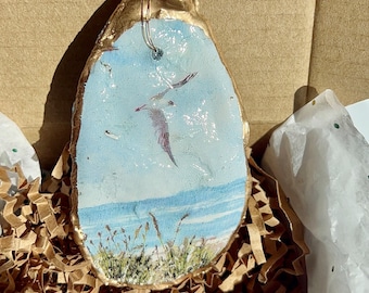 Escena de playa con gaviota volando, adorno de ostras, regalo estilo 1989 para Swiftie. Álbum de Taylor de 1989, gaviota azul, regalo de media para Swiftie