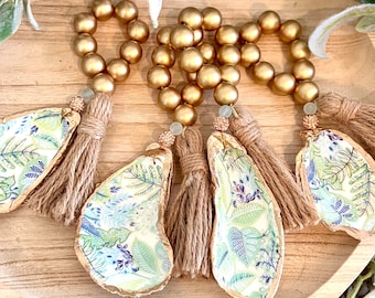 Palm beach table decor idea shell napkin ring. Palm beach wedding table setting tropical aesthetic. Palm Beach gala dinner party decor idea