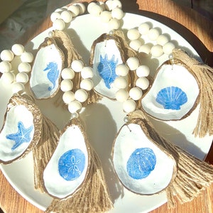 Periwinkle Shell Napkin Ring Set. Oyster shell napkin rings. Beach themed wedding napkin rings. Blue and white. Wedding& Bridal favor/gift.