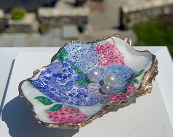 Shell Dish bonus mom gift. Decoupaged Shell Catchall Dish. Destination wedding favor. Chinoiserie hydrangea lover gift. Luxury wedding favor