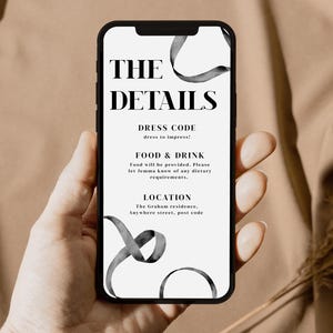 Puede incluir: Una pantalla de tel&eacute;fono inteligente que muestra una invitaci&oacute;n en blanco y negro con el texto "THE DETAILS" y detalles sobre una fiesta, incluido el c&oacute;digo de vestimenta, la comida y la bebida, y la ubicaci&oacute;n. El fondo es una imagen borrosa de una tela marr&oacute;n.