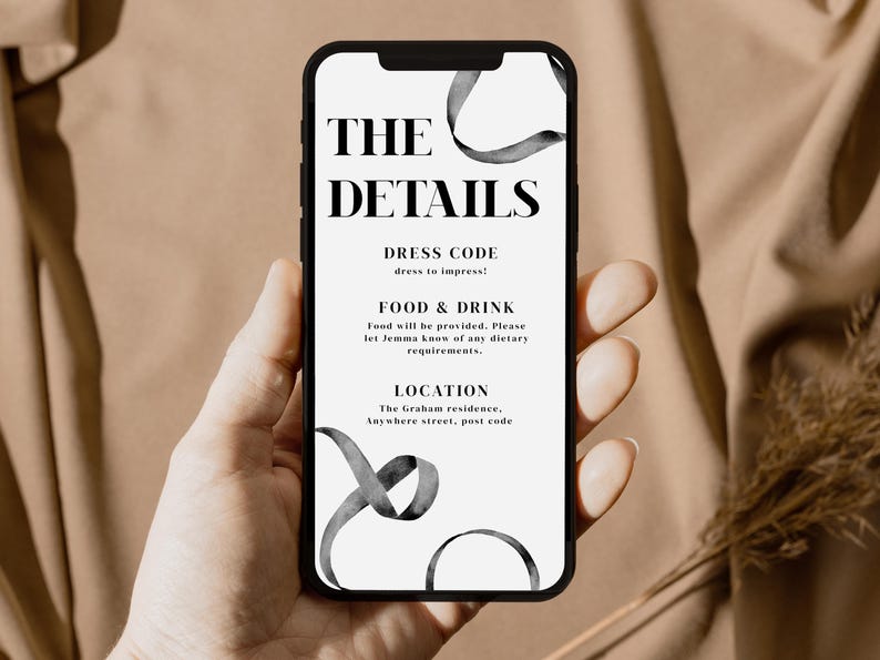 Puede incluir: Una pantalla de tel&eacute;fono inteligente que muestra una invitaci&oacute;n en blanco y negro con el texto "THE DETAILS" y detalles sobre una fiesta, incluido el c&oacute;digo de vestimenta, la comida y la bebida, y la ubicaci&oacute;n. El fondo es una imagen borrosa de una tela marr&oacute;n.