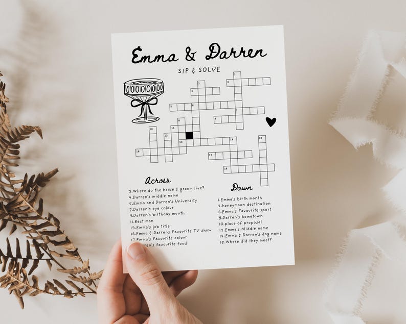 Pu&ograve; includere: Un gioco di cruciverba stampabile in bianco e nero con il titolo "Emma & Darren Sip & Solve". Il cruciverba riguarda le informazioni personali della coppia, come il loro mese di nascita, il loro colore preferito e la loro citt&agrave; natale.