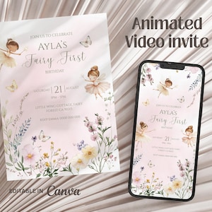 Pu&ograve; includere: Un modello di invito digitale e uno smartphone che mostra un invito video animato per il primo compleanno da fata di Ayla. Il design presenta illustrazioni ad acquerello di fate, farfalle e fiori di campo su uno sfondo rosa tenue.