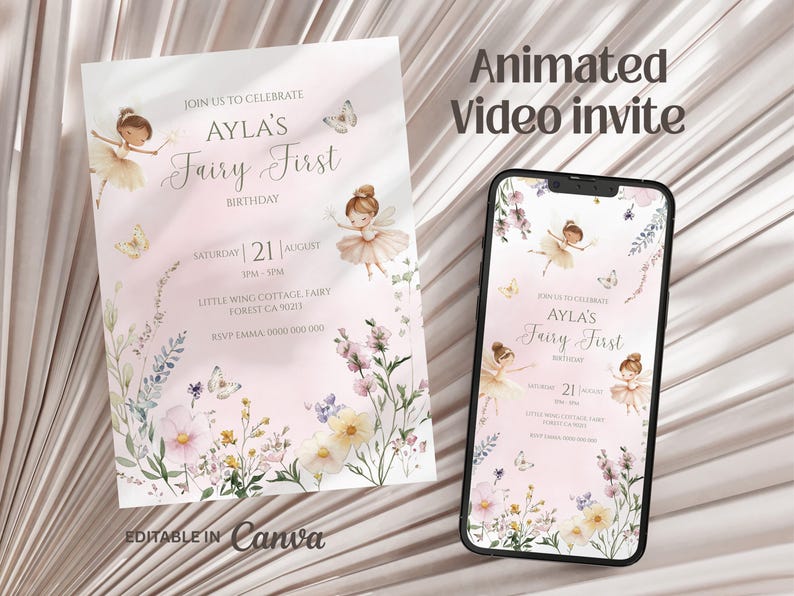 Pu&ograve; includere: Un modello di invito digitale e uno smartphone che mostra un invito video animato per il primo compleanno da fata di Ayla. Il design presenta illustrazioni ad acquerello di fate, farfalle e fiori di campo su uno sfondo rosa tenue.