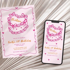 Puede incluir: Invitación de cumpleaños rosa y pantalla de teléfono con un diseño de pastel y la palabra "thirteen". La invitación incluye el texto "Emily's 13th Birthday" y detalles del evento. Corazones y bordes decorativos completan el diseño.