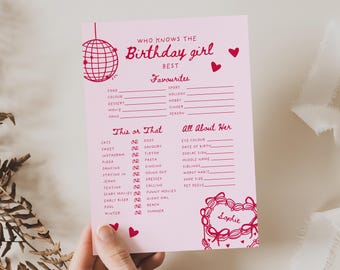 Può includere: Una carta da gioco per feste di compleanno rosa chiaro con testo e grafica rosa scuro. La carta presenta una palla da discoteca, cuori e sezioni intitolate Who Knows The Birthday Girl Best, Favourites, This or That e All About Her.