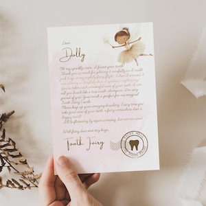 Pode incluir: Uma carta da Fada do Dente endere&ccedil;ada a "Dolly" com uma ilustra&ccedil;&atilde;o de fada. A carta inclui texto sobre encontrar um dente e um Castelo da Fada do Dente. Um selo da Fada do Dente tamb&eacute;m &eacute; vis&iacute;vel.
