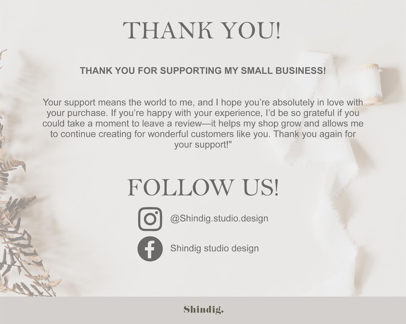 Pu&ograve; includere: Un biglietto di ringraziamento bianco con testo grigio che recita THANK YOU! THANK YOU FOR SUPPORTING MY SMALL BUSINESS! seguito da un messaggio che richiede una recensione. Include FOLLOW US! con icone Instagram e Facebook e i nomi utente.