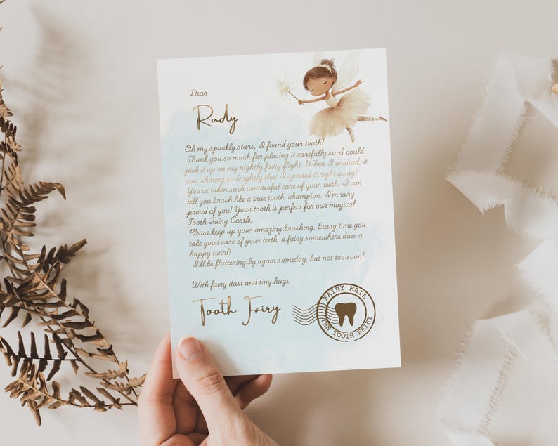 Pode incluir: Uma carta da Fada do Dente endere&ccedil;ada a Rudy, com uma ilustra&ccedil;&atilde;o de fada e um selo em forma de dente. O texto da carta inclui frases como "estrelas brilhantes" e "voo de fada".