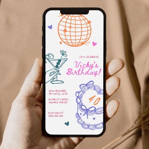 Pode incluir: Um convite digital na tela de um smartphone para a festa de anivers&aacute;rio de 40 anos de Vicky. O convite apresenta uma bola de discoteca, uma ta&ccedil;a de martini e uma coroa com o n&uacute;mero 40 no centro. O texto diz "Vamos celebrar o anivers&aacute;rio de Vicky!" e inclui a data, a hora e o local da festa.