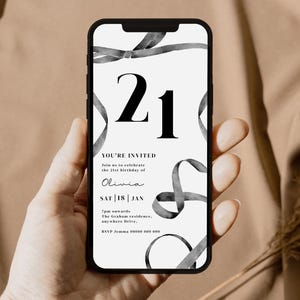 Puede incluir: Una invitaci&oacute;n digital en blanco y negro para una fiesta de cumplea&ntilde;os n&uacute;mero 21. La invitaci&oacute;n presenta un gran n&uacute;mero "21" y dise&ntilde;os de cinta negra. El texto dice "Est&aacute;s invitado", "&Uacute;nete a nosotros para celebrar el cumplea&ntilde;os n&uacute;mero 21 de Olivia", "S&Aacute;B | 18 | ENE", "19:00 horas en adelante", "La residencia Graham, anyshere Drive", y "RSVP Jemma 90000 90000".