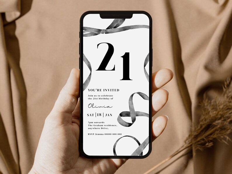 Puede incluir: Una invitaci&oacute;n digital en blanco y negro para una fiesta de cumplea&ntilde;os n&uacute;mero 21. La invitaci&oacute;n presenta un gran n&uacute;mero "21" y dise&ntilde;os de cinta negra. El texto dice "Est&aacute;s invitado", "&Uacute;nete a nosotros para celebrar el cumplea&ntilde;os n&uacute;mero 21 de Olivia", "S&Aacute;B | 18 | ENE", "19:00 horas en adelante", "La residencia Graham, anyshere Drive", y "RSVP Jemma 90000 90000".