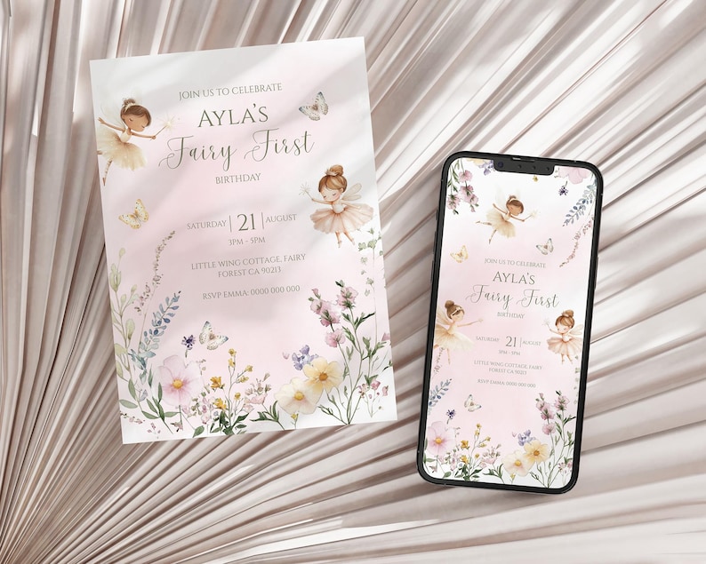 Pu&ograve; includere: Un biglietto d'invito di compleanno rettangolare e uno smartphone che mostra lo stesso invito digitale. Entrambi presentano uno sfondo rosa tenue con illustrazioni ad acquerello di fate, farfalle e fiori di campo, con il testo Ayla's Fairy First Birthday.