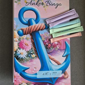 Könnte beinhalten: Ein blauer Anker mit einem Seil darum gewickelt, umgeben von rosa und weißen Blumen. Der Anker befindet sich auf einem rosa Hintergrund mit dem Text "Anker Bingo" und "63€ + ???" in Schwarz.