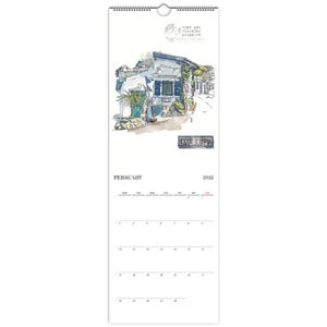 Peut inclure: Une illustration aquarelle d'un bâtiment avec une porte bleue et une enseigne indiquant "Cafe Kappa". L'illustration fait partie d'un calendrier pour février 2025.
